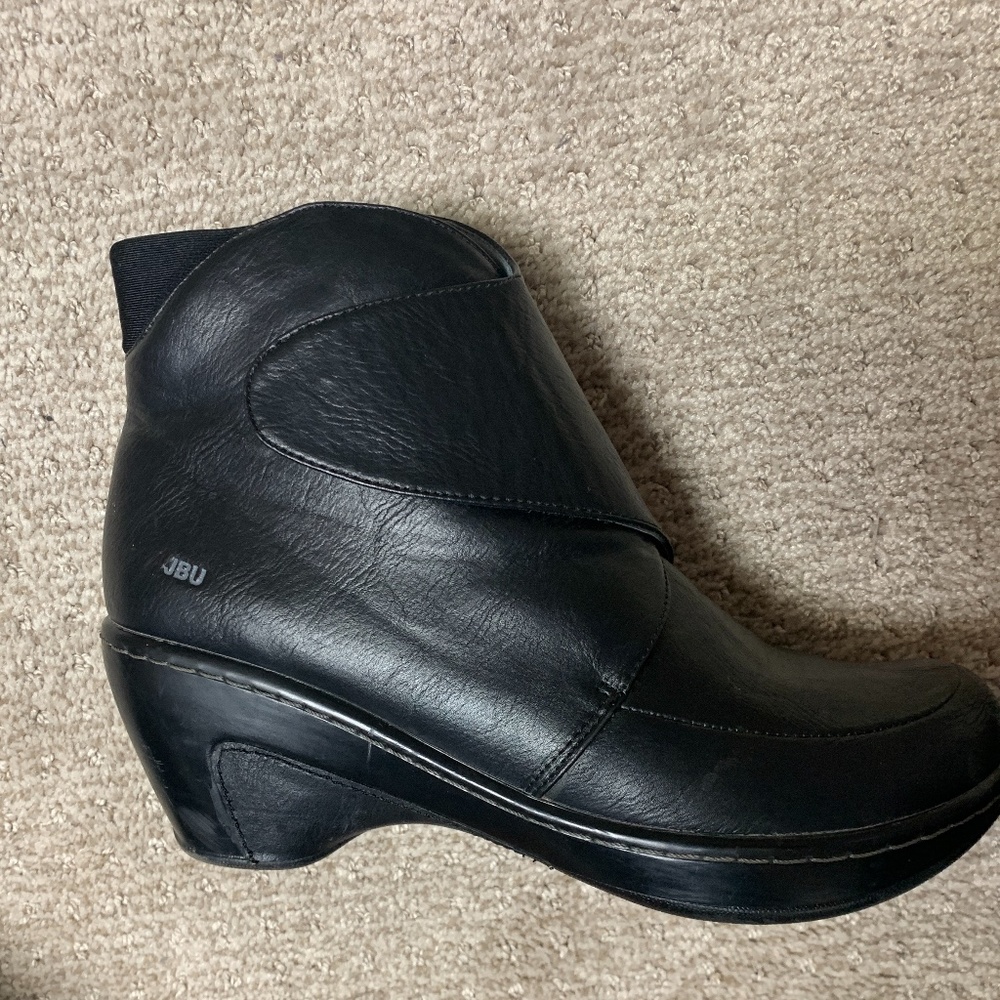 JBU wedge/platform Velcro bootie
